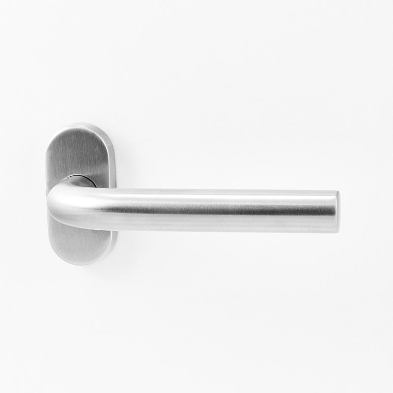 Product - poignée de porte forme L sur rosace ovale double ressort